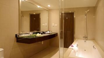 Produtos de toalete grátis, secador de cabelo, chinelos