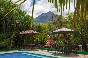 Outdoor pool, pool loungers - Hotel Kokoro Mineral Hot Springs (La Fortuna)