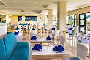 2 restaurants, breakfast, lunch, dinner served; seafood