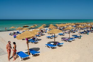 Private beach, white sand, sun loungers, beach umbrellas - Ulysse Djerba Thalasso & Spa (Mezraia)