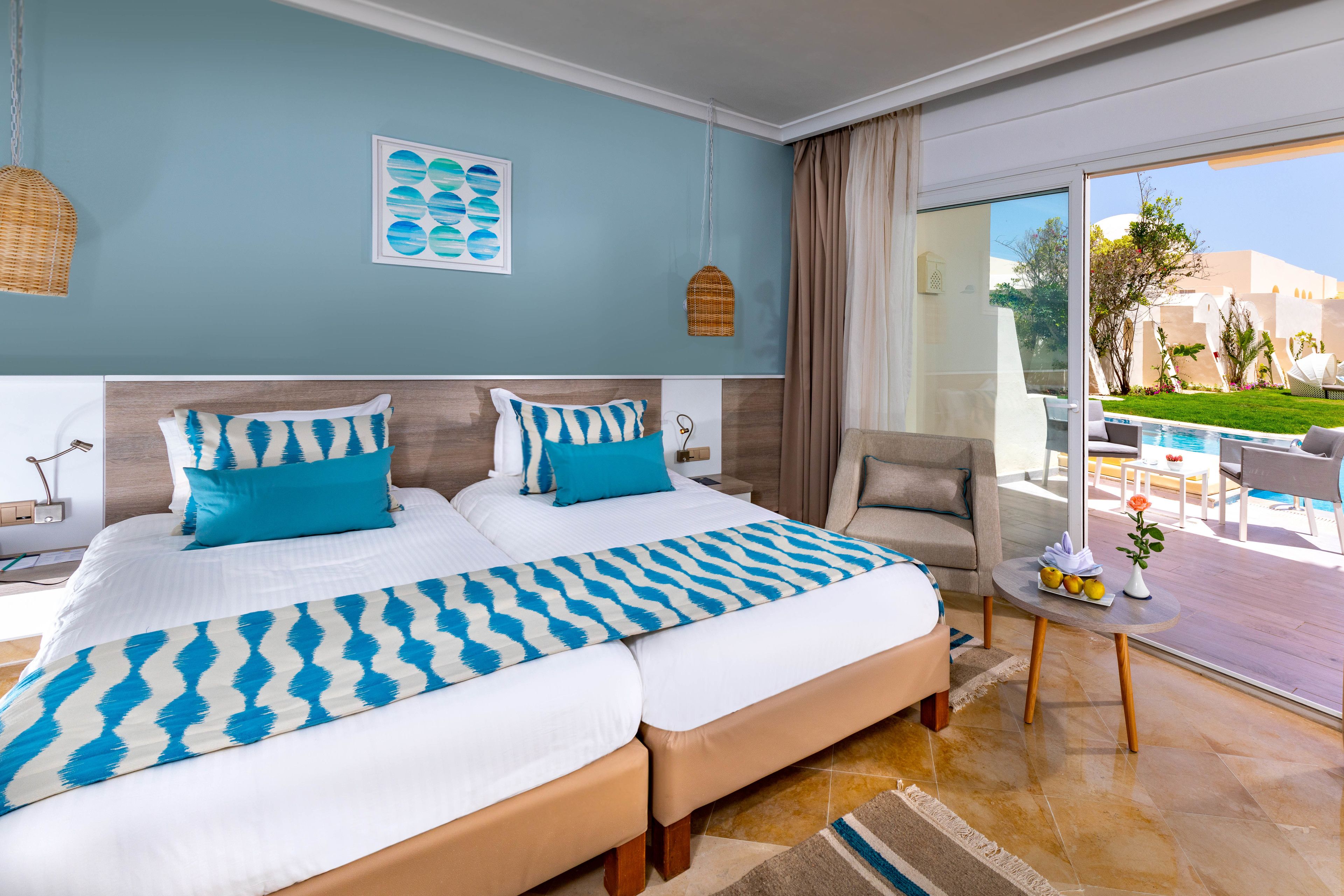 swim up room, pool view | premium bedding, minibar, in-room safe, desk