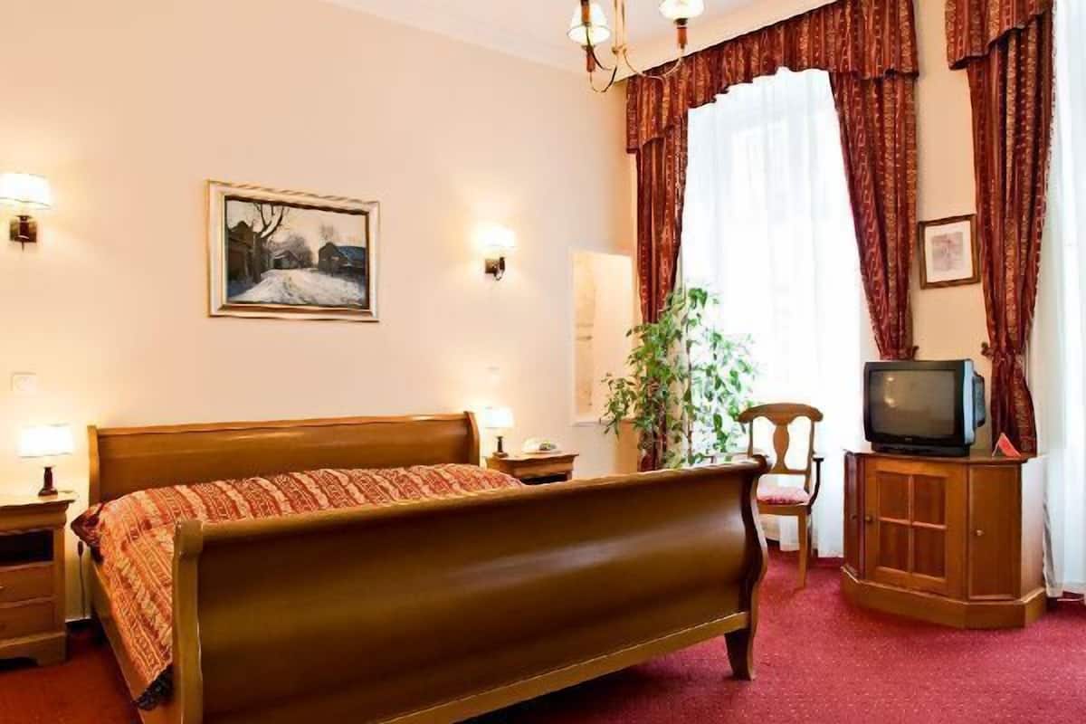 Minibar, desk, soundproofing, free WiFi