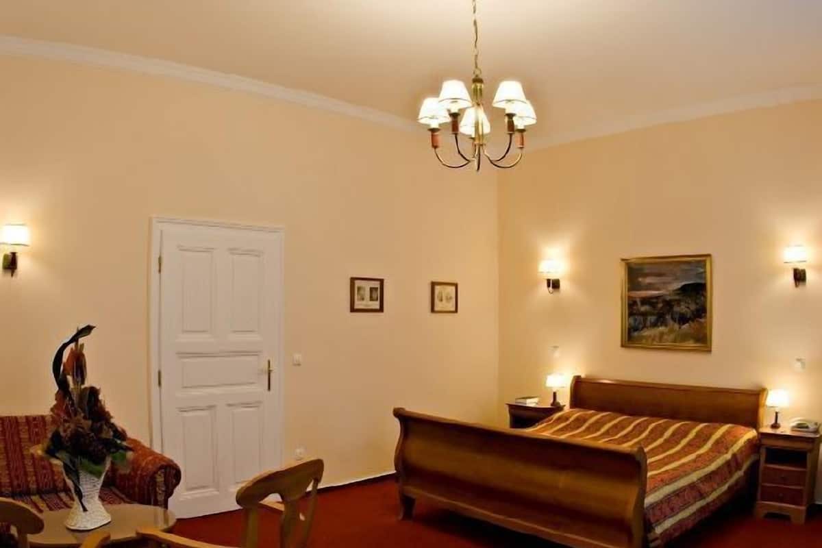 Minibar, desk, soundproofing, free WiFi