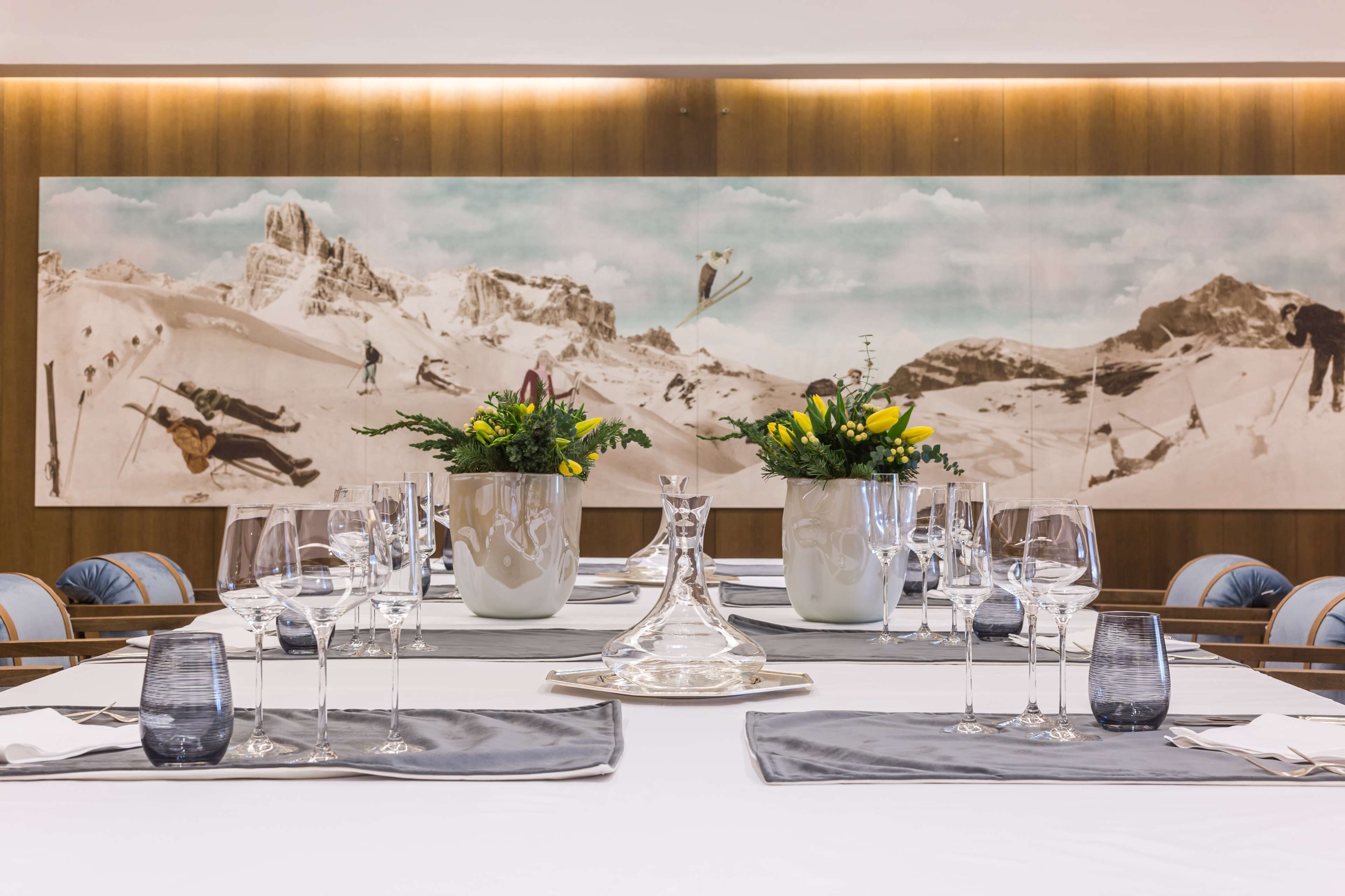 lunch and dinner served, international cuisine