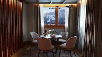 Suite Premier, 1 habitación, vista a la montaña | Camas Select Comfort, minibar y caja de seguridad en la habitación