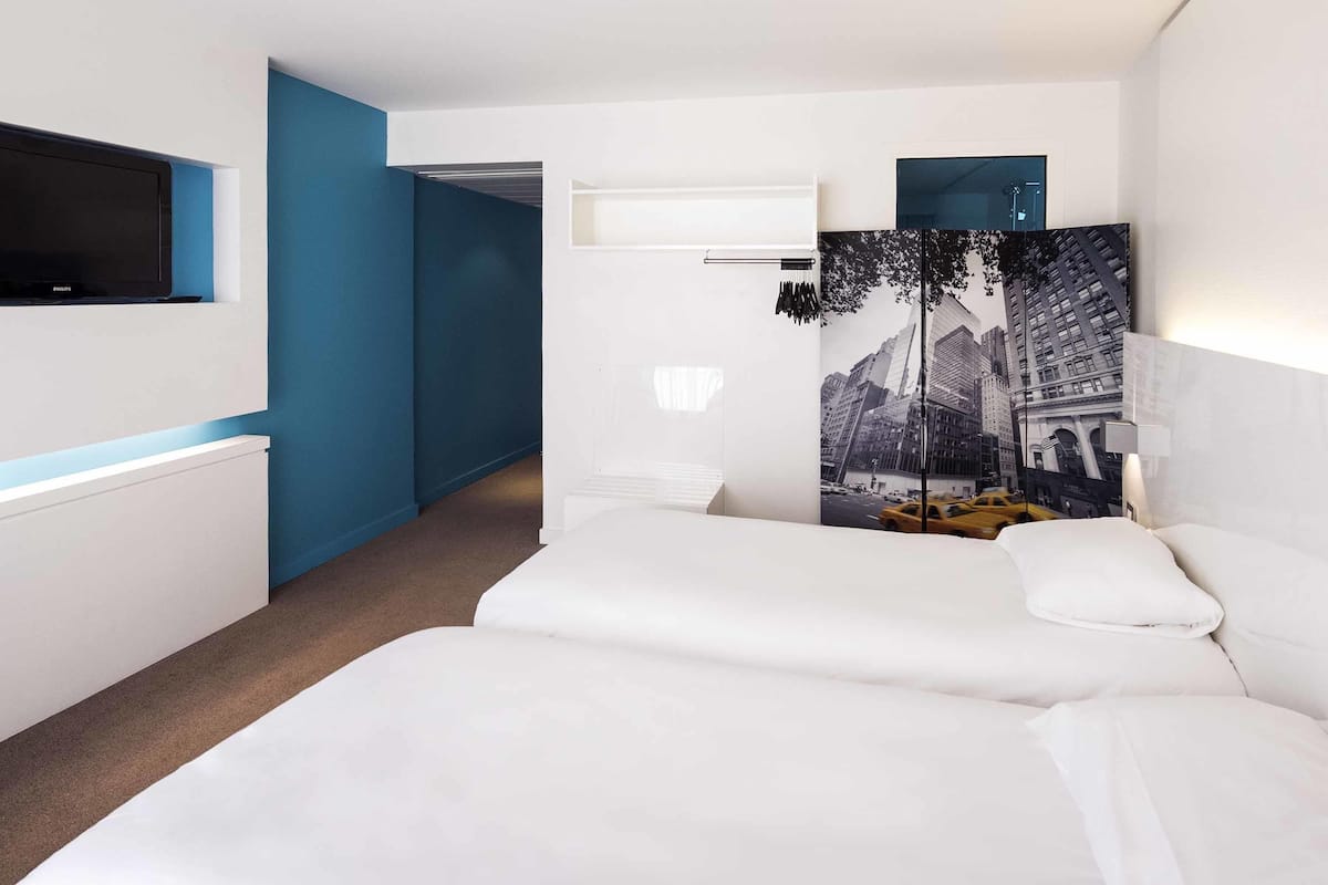 1 bedroom, premium bedding, desk, soundproofing