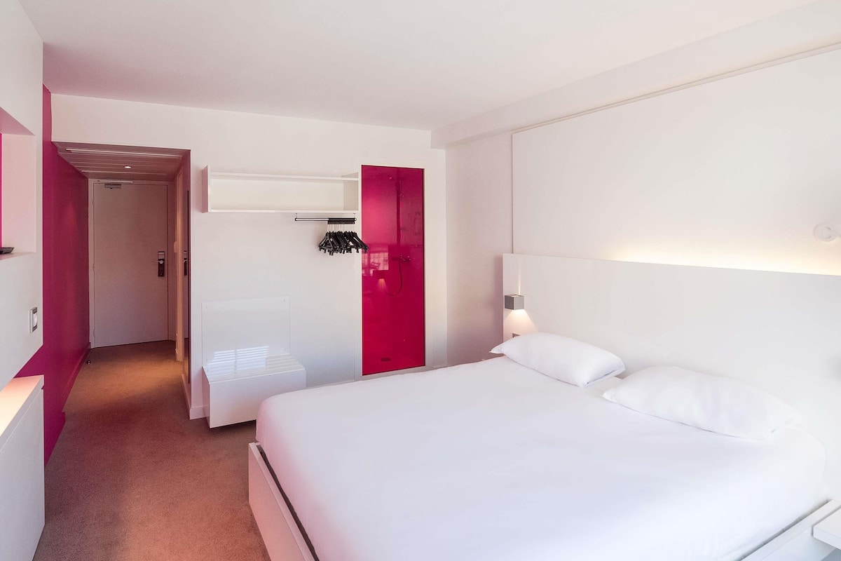 1 dormitorio, ropa de cama de alta calidad, escritorio