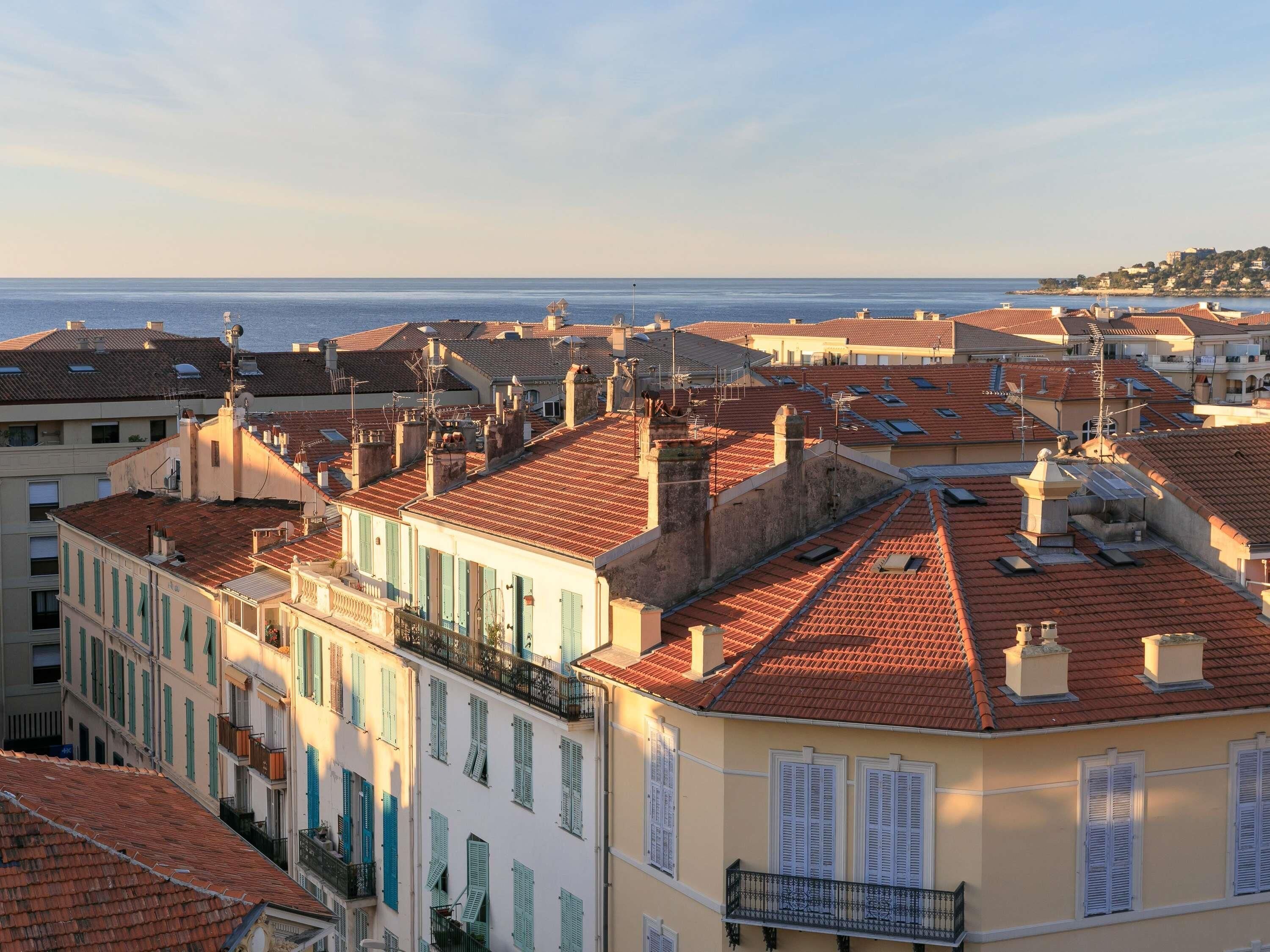 1 bedroom, premium bedding, desk, soundproofing