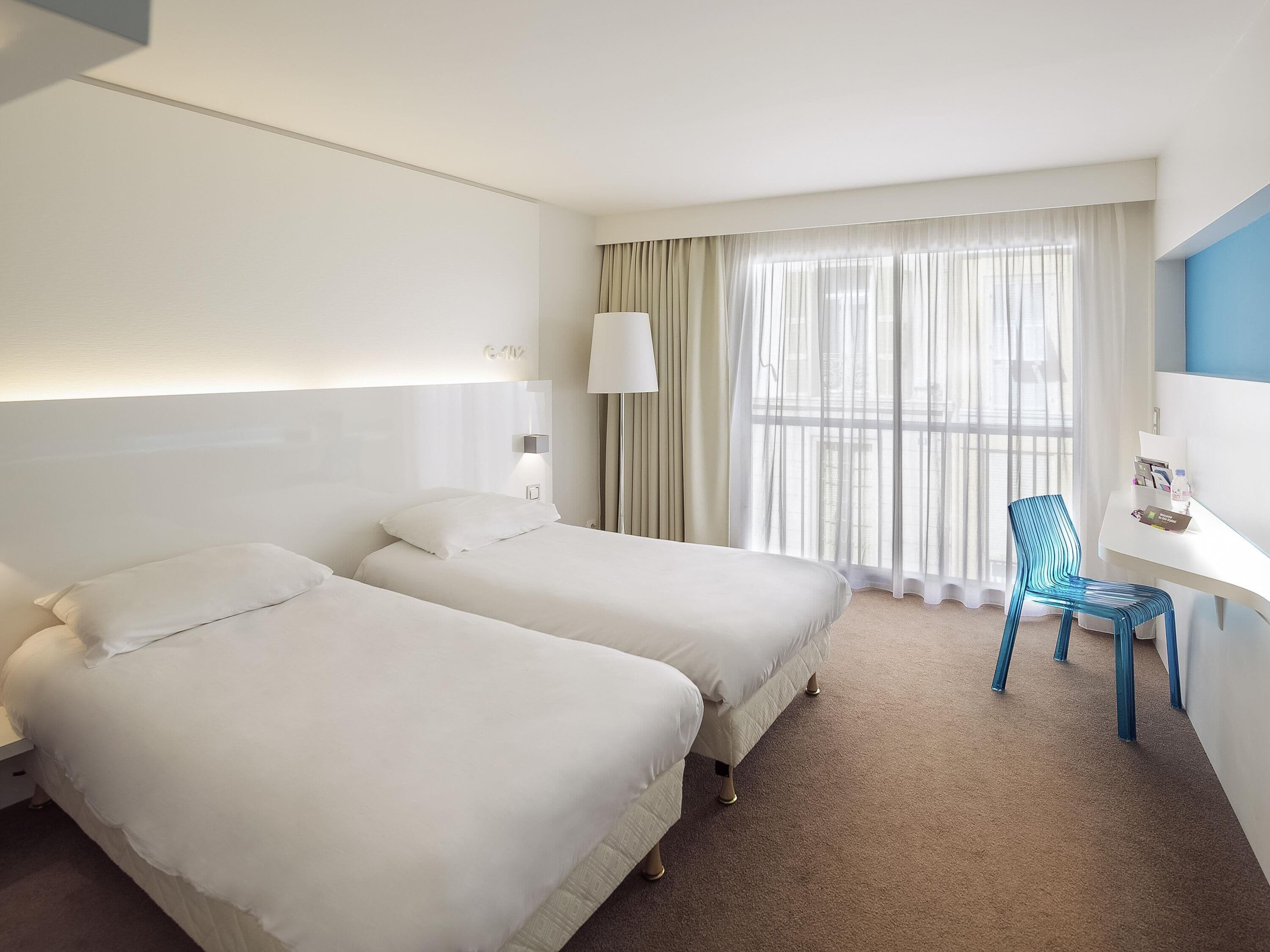 Superior Twin Room, 2 Katil Bujang (Single), Balcony | 1 bilik tidur, peralatan tempat tidur premium, meja, kalis bunyi 