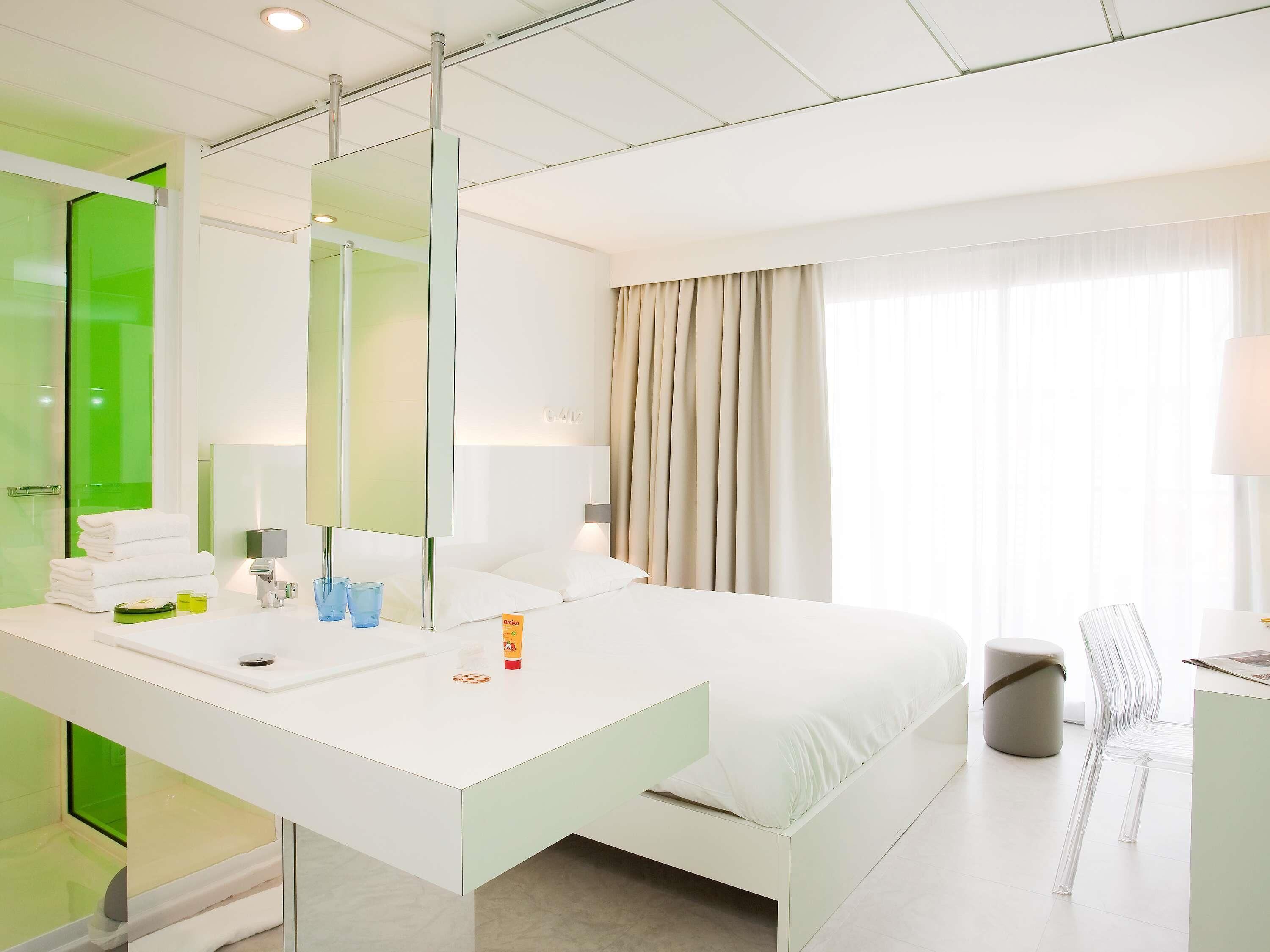 1 Schlafzimmer, hochwertige Bettwaren, Schreibtisch