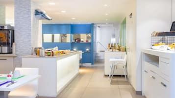 Sarapan prasmanan setiap hari (EUR 10 per orang)