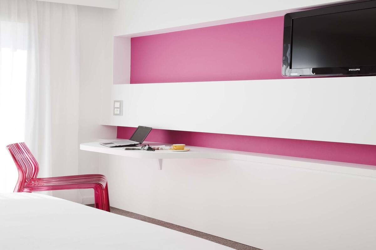 Phòng đôi Tiêu chuẩn, 1 giường đôi | 1 phòng ngủ, bộ đồ giường cao cấp, bàn, phòng cách âm