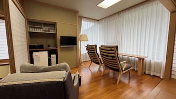 Deluxe room, Non-smoking | Living area | Flat-screen TV