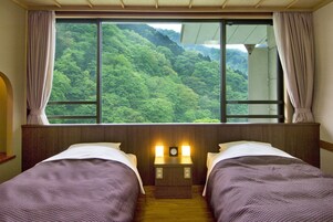 Caja de seguridad en la habitación y ropa de cama 