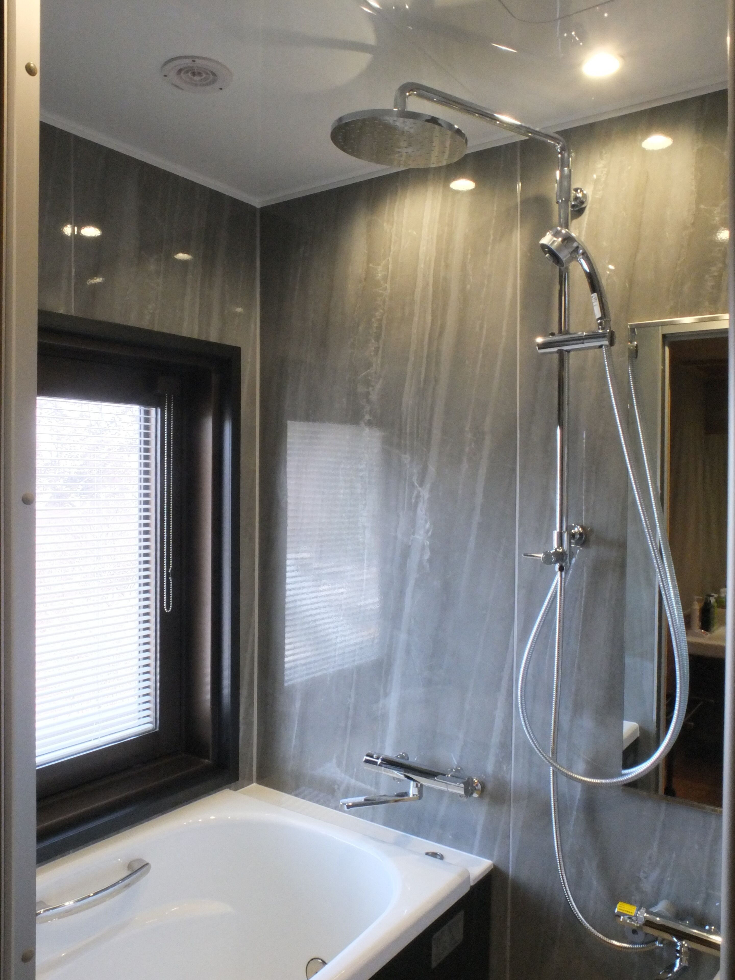 deluxe room, non-smoking | bathroom | free toiletries, hair dryer, bidet, towels