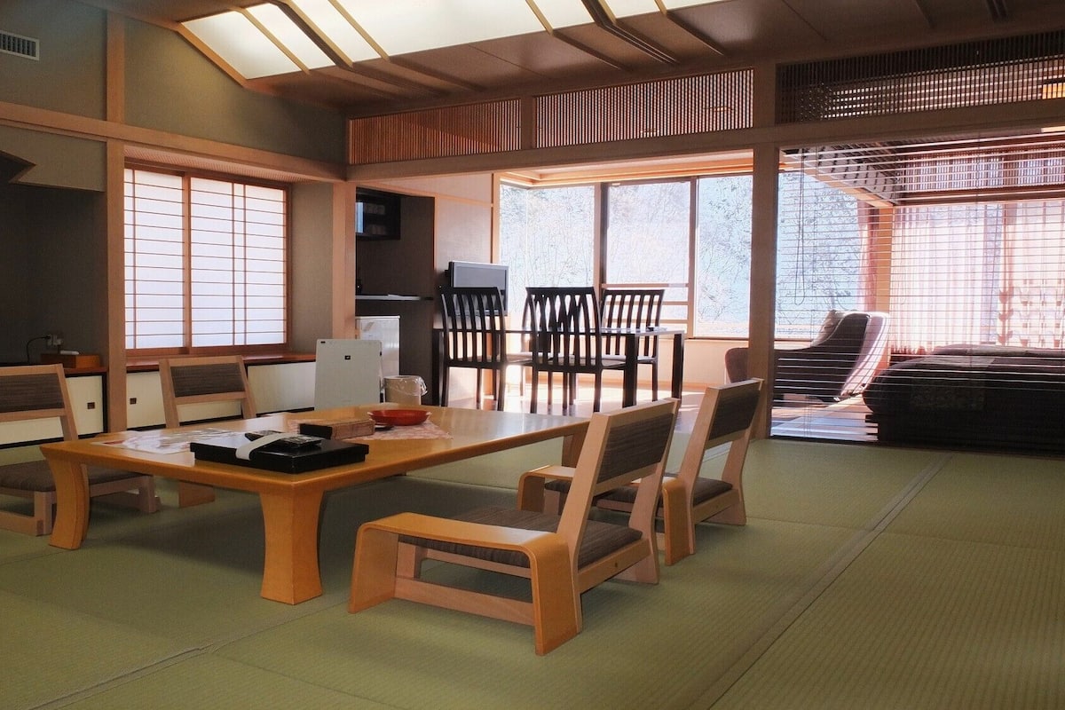 Premium room, Non-smoking | 1 bedroom, in-room safe, bed sheets