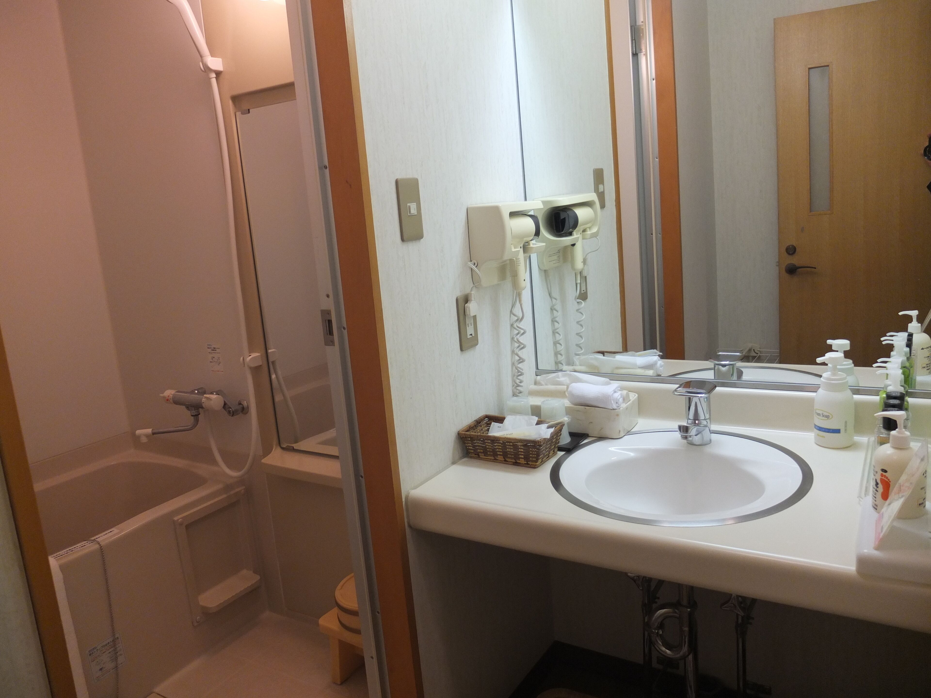 business twin room, non-smoking | bathroom | free toiletries, hair dryer, bidet, towels