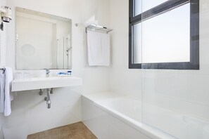 Superior Double Room | Bathroom | Free toiletries, hair dryer, towels - Hotel Best 4 Barcelona (Barcelona)