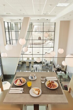 A dining area with tables set for breakfast, including plates of food and beverages. - Hotel Best 4 Barcelona (Barcelona)
