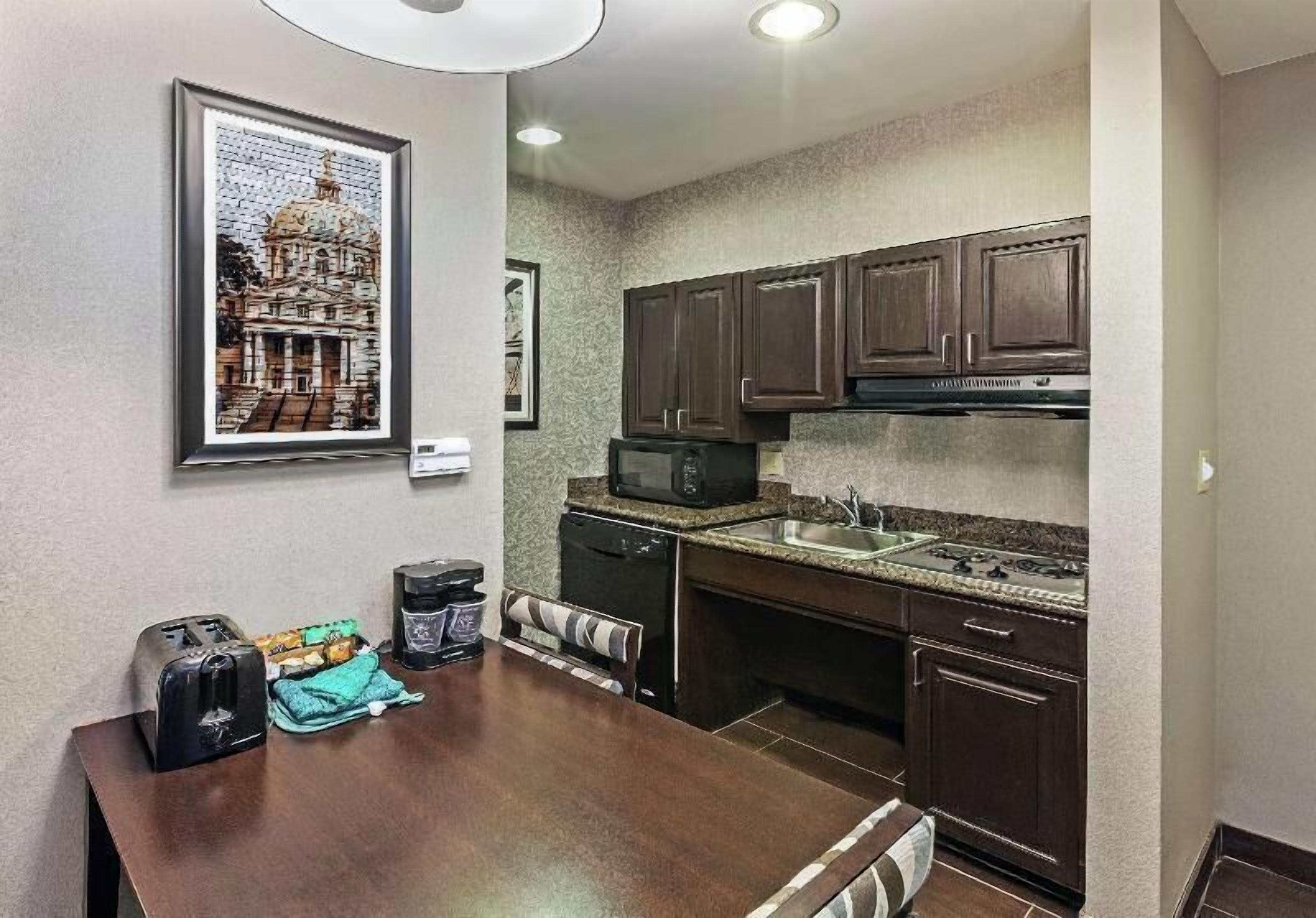 Cocina privada | Frigorífico grande, microondas, placa de cocina y lavavajillas