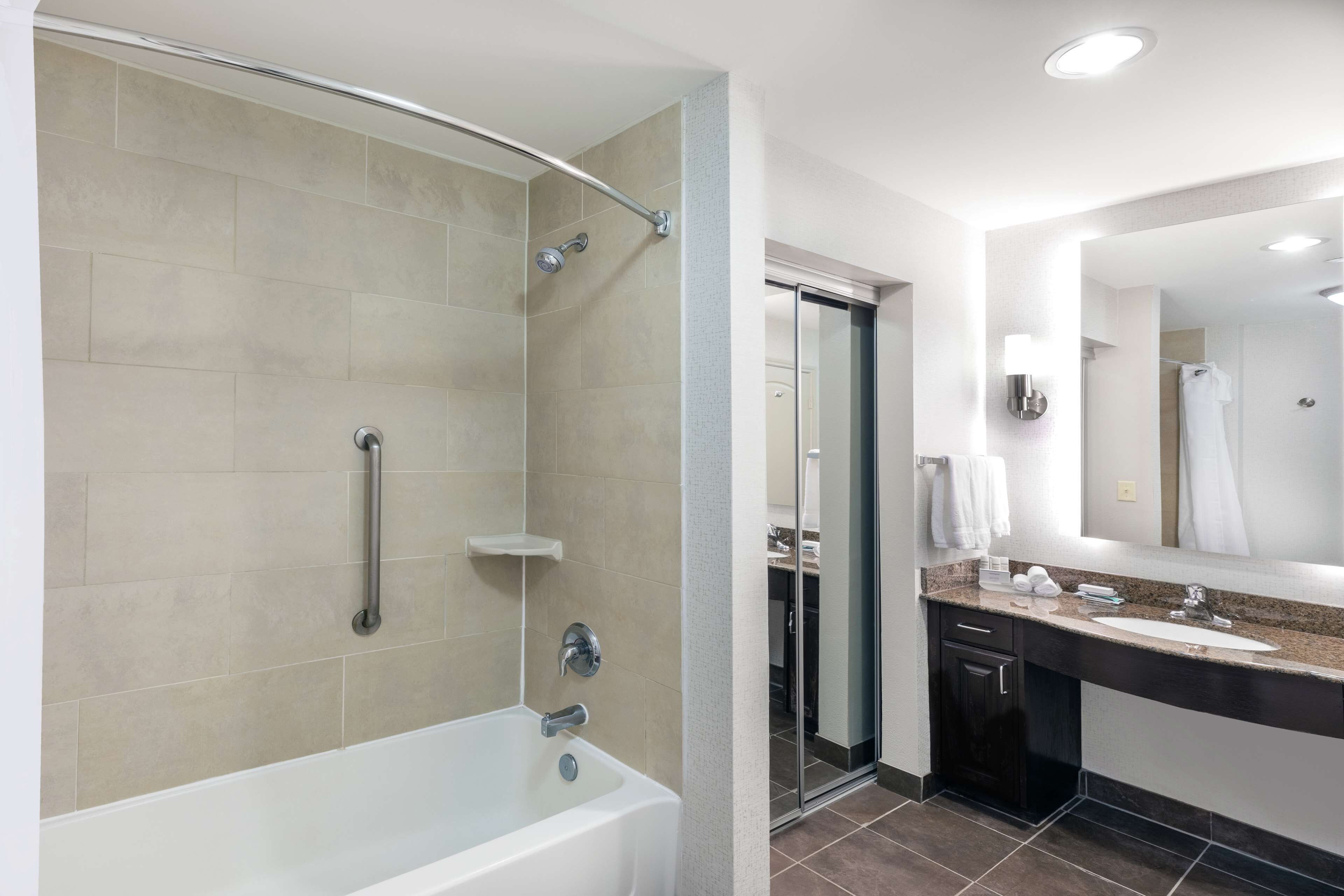 Une salle de bain moderne avec une baignoire, une douche et un meuble-lavabo.