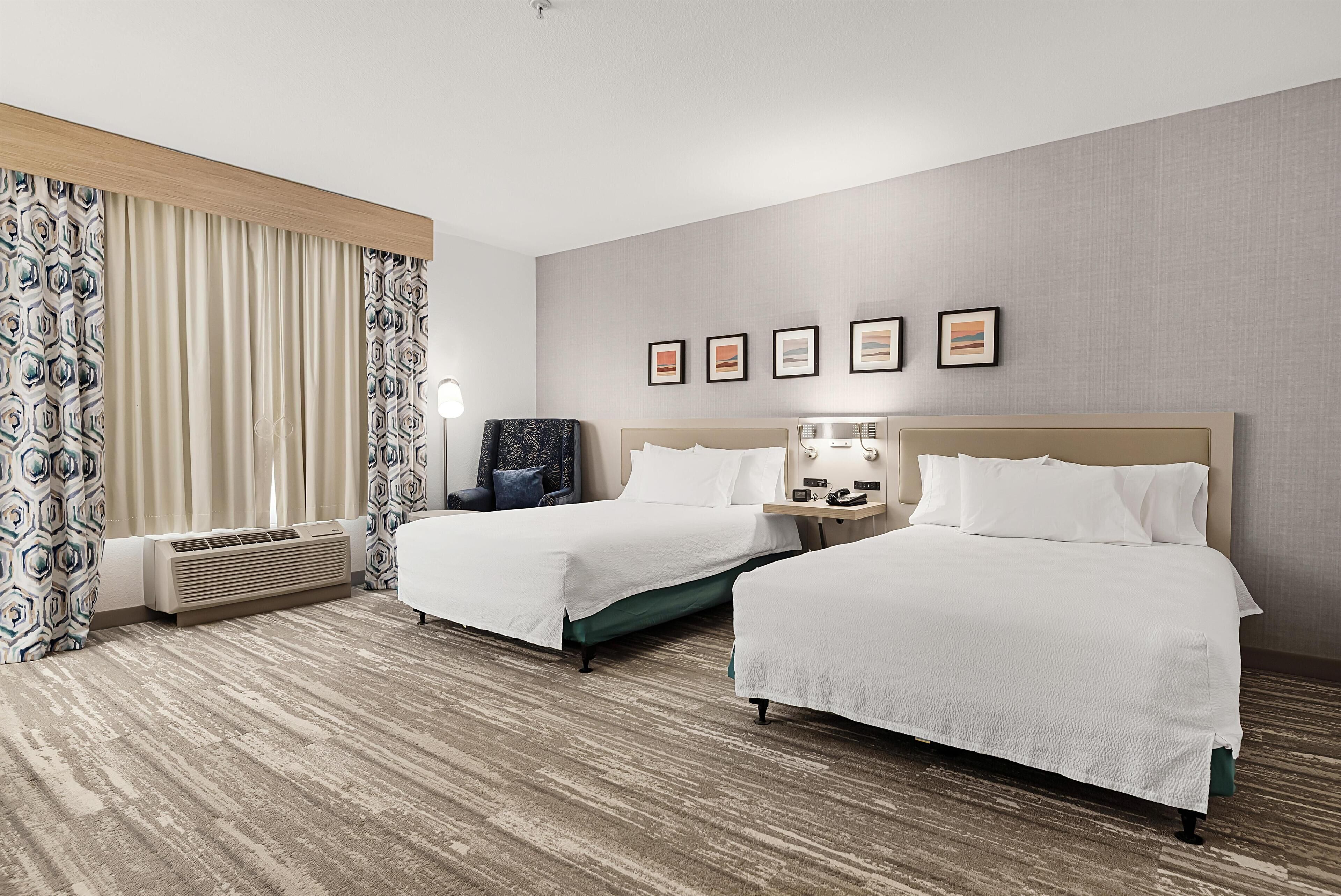 Escritorio, espacio para trabajar con laptop y cortinas blackout 