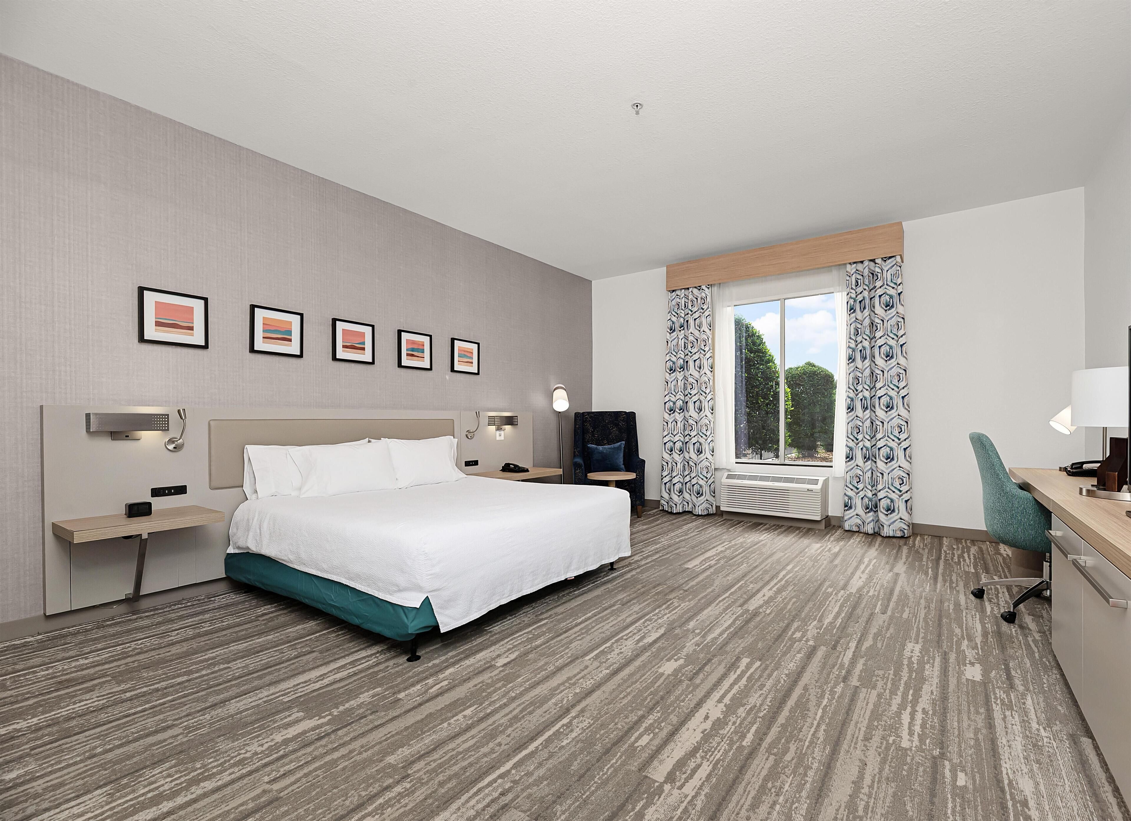 Schreibtisch, laptopgeeigneter Arbeitsplatz, Verdunkelungsvorhänge