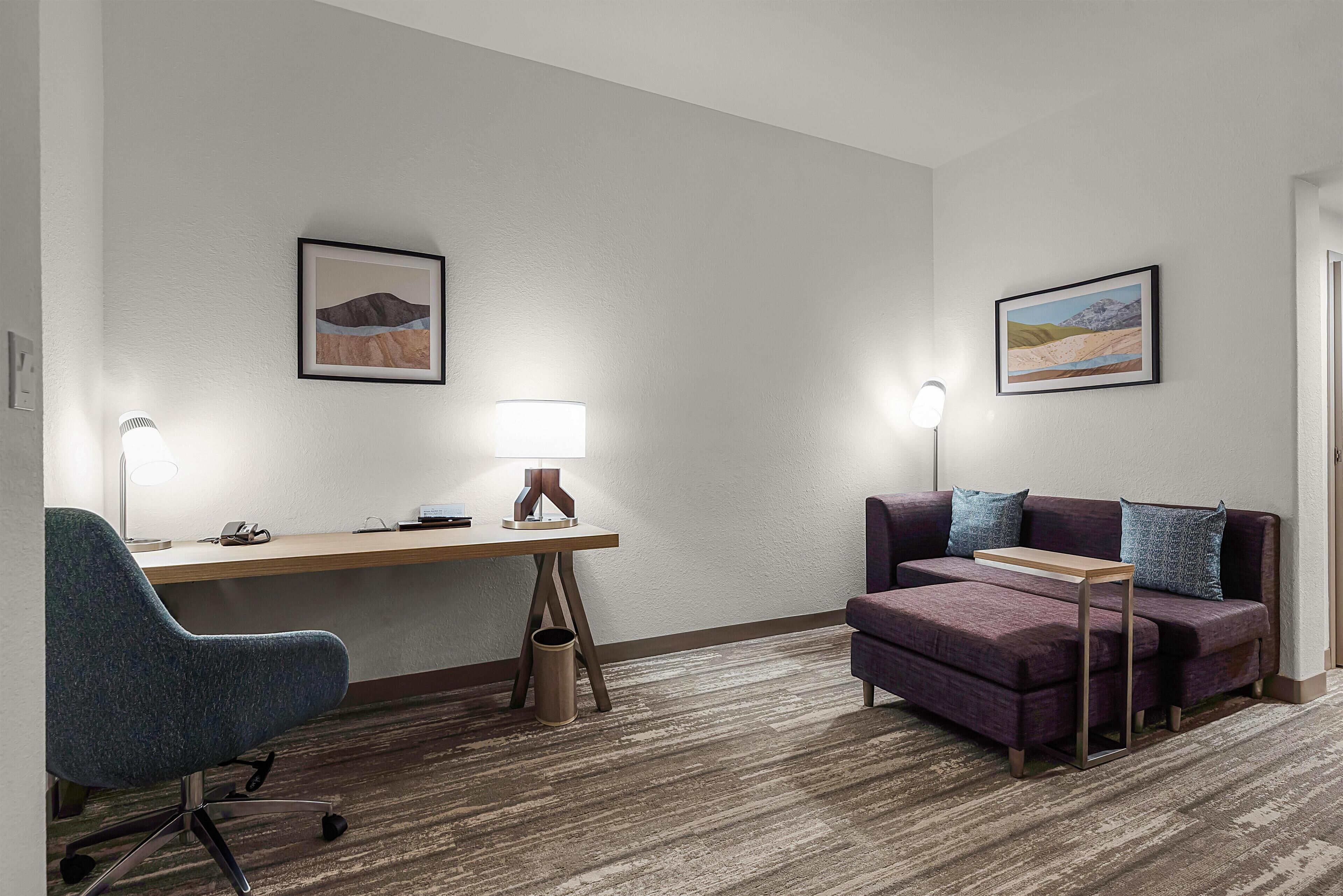 Escritorio, espacio para trabajar con laptop y cortinas blackout 