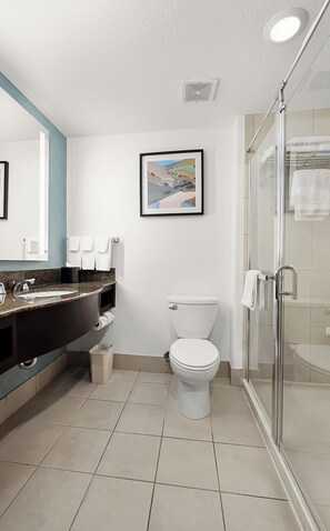 King bed evolution room | Bathroom | Combined shower/bathtub, designer toiletries, hair dryer, towels