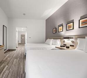 Escritorio, espacio para trabajar con laptop y cortinas blackout 