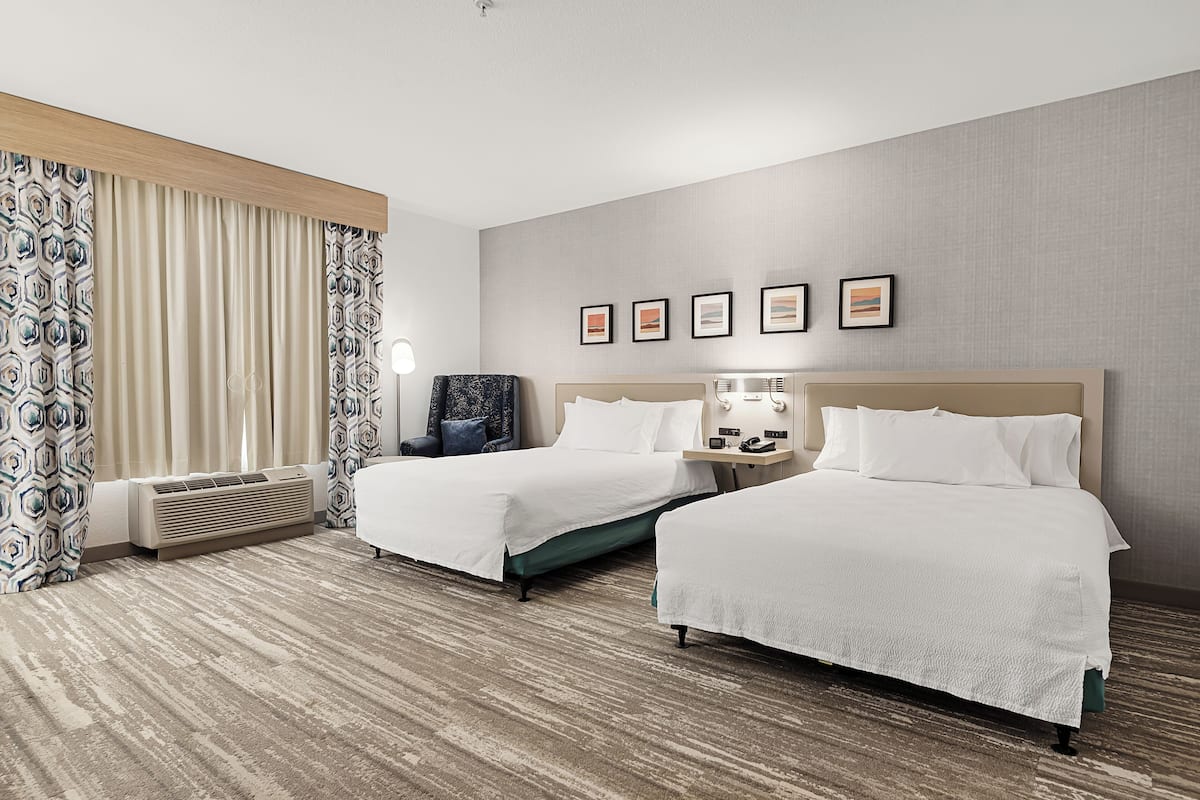 2 queensize-sängar - icke-rökare - handikappanpassat | Skrivbord, arbetsyta för laptop och mörkläggningsgardiner