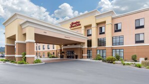 A Hampton Inn Suites hotel with a clear entrance, a sign indicating 4750 clearance, and a covered walkway leading to the entrance. - Hampton Inn & Suites Arcata (Arcata)