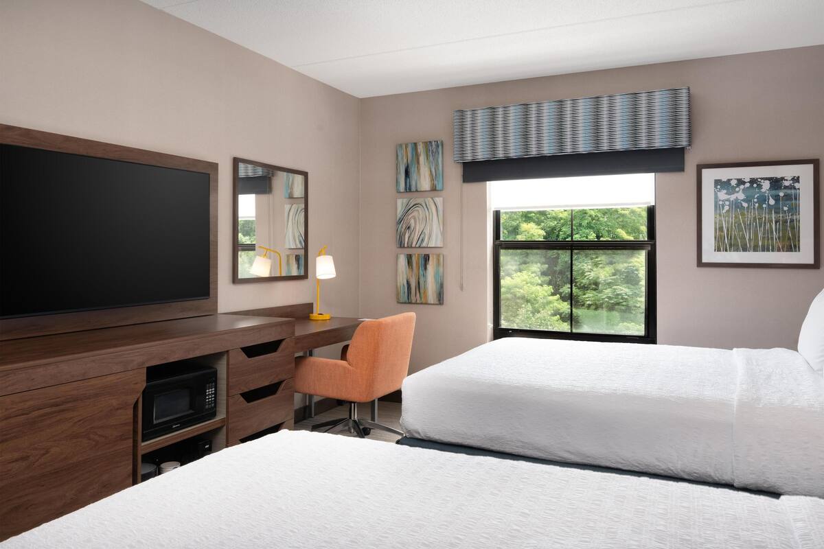 Chambre, 2 grands lits | Literie de qualité, bureau, espace de travail pour ordinateurs portables
