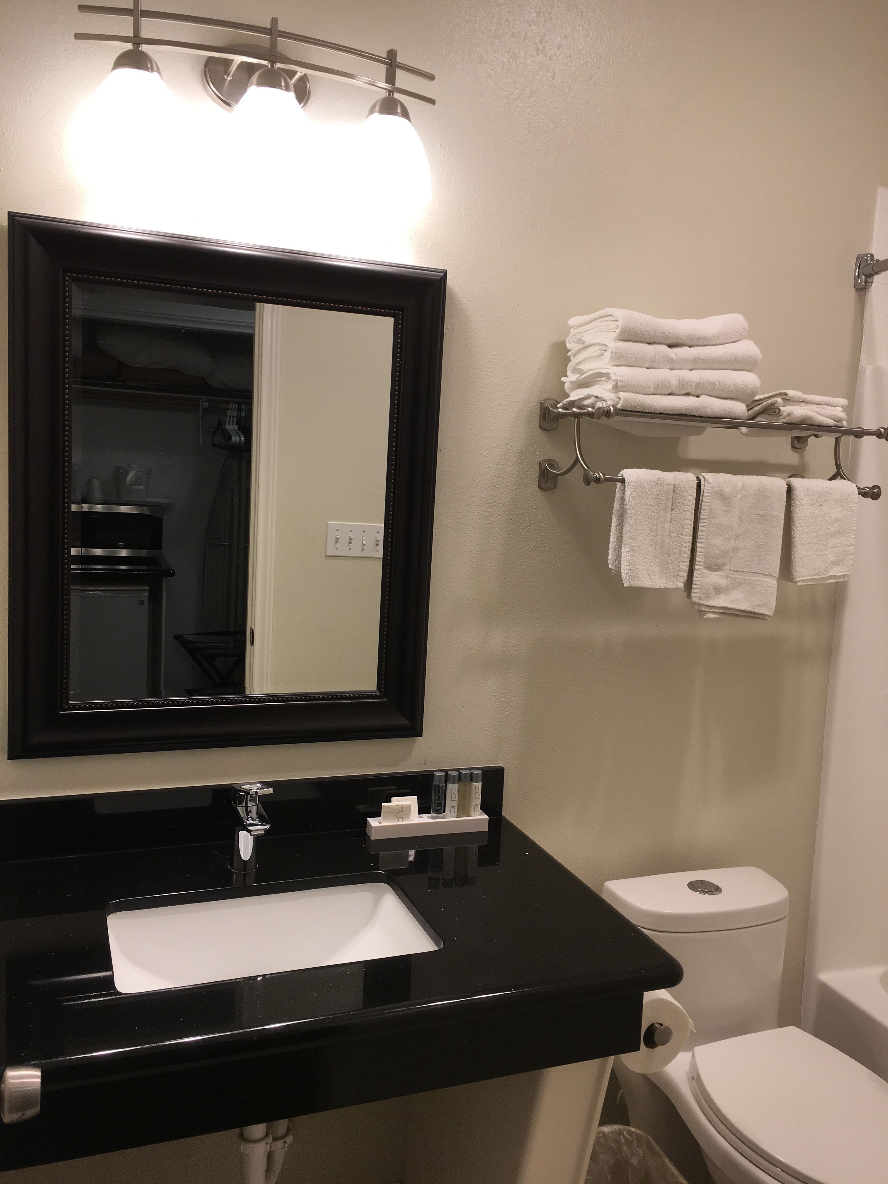 combined shower/bathtub, hair dryer, towels