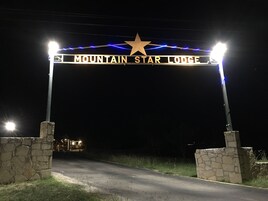 Segnaletica per il Mountain Star Lodge, con un emblema a stella e luci blu.