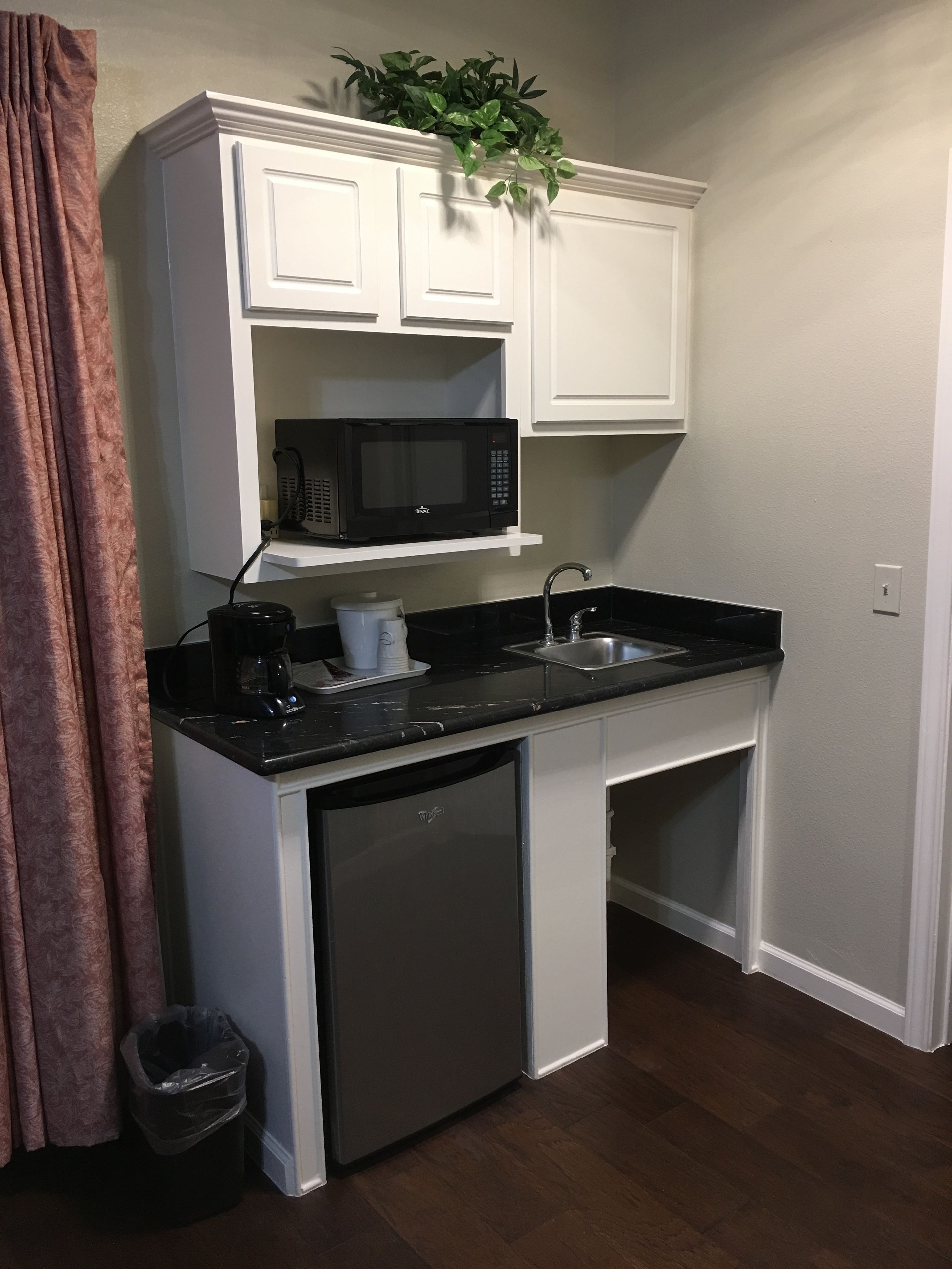 deluxe suite, 1 king bed | private kitchenette | fridge, microwave, coffee/tea maker