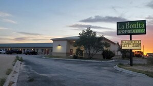 La Bonita Inn & Suites con un letrero que indica servicios como internet de alta velocidad, lavandería y un número de fax.