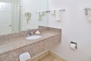 Kombinasi shower/bathtub dan handuk