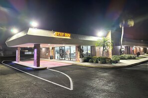 Vista frontal de la propiedad por la tarde o noche