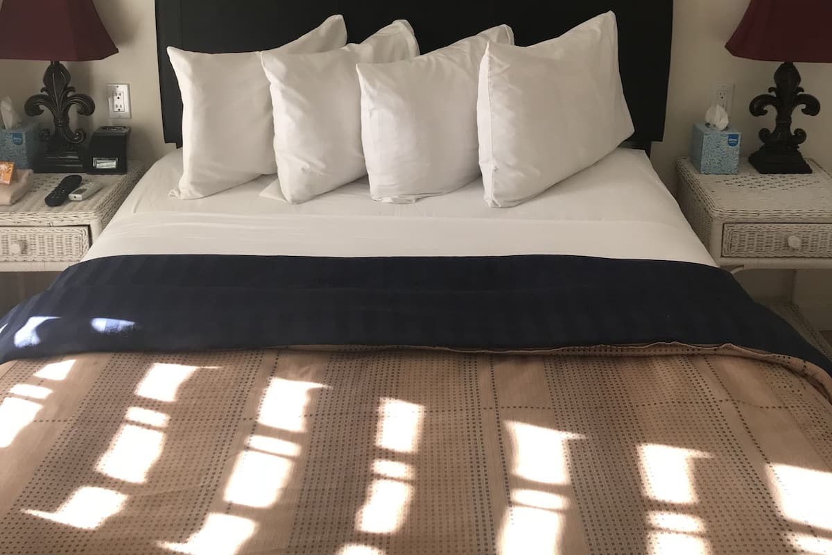 Economy kamer, 1 queensize bed, gedeelde badkamer (Poolview - MEN ONLY Room 11A) | Een kluis op de kamer, een strijkplank/strijkijzer, gratis wifi