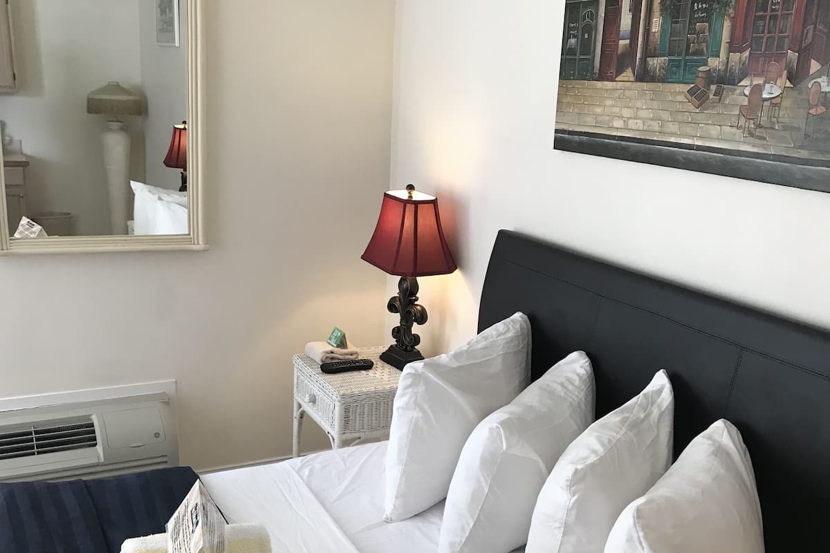 Standaard kamer, 1 queensize bed (MEN ONLY - Sundeck - Room 25) | Een kluis op de kamer, een strijkplank/strijkijzer, gratis wifi