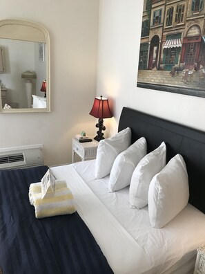 Habitación estándar, 1 cama Queen size (MEN ONLY - Sundeck - Room 25) | Caja de seguridad en la habitación y tabla de planchar con plancha 