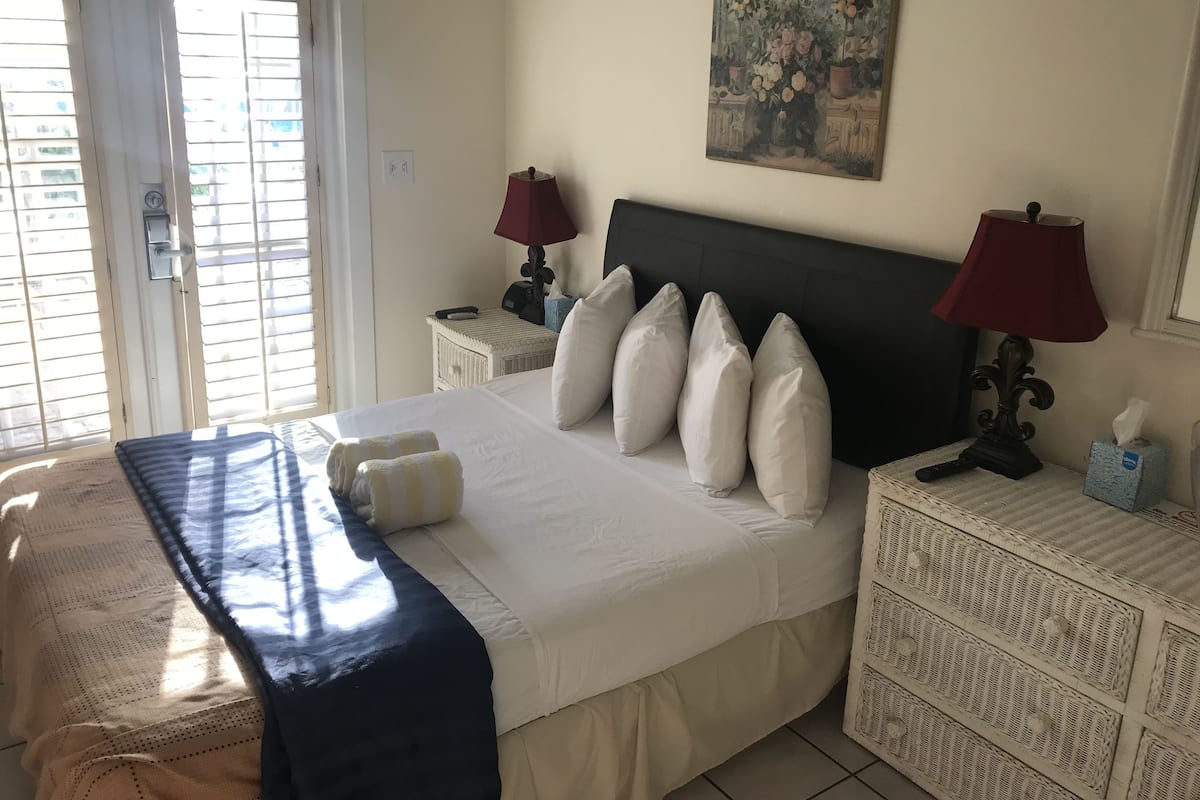 Standaard kamer, 1 queensize bed, uitzicht op zwembad (MEN ONLY - Room 12) | Een kluis op de kamer, een strijkplank/strijkijzer, gratis wifi