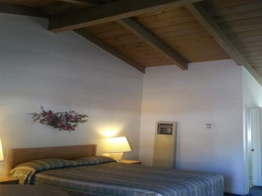 Standard Room, 1 Queen Bed, Non Smoking | Free WiFi, bed sheets