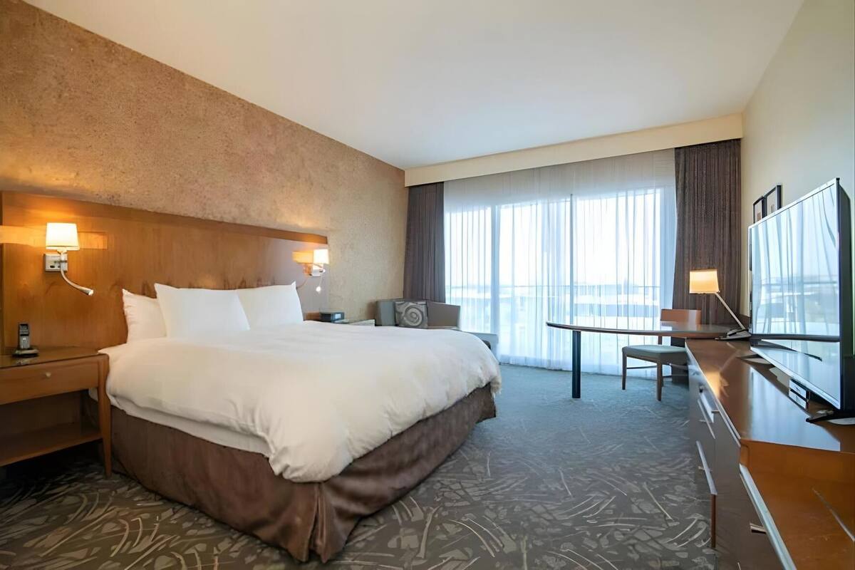 Premium bedding, down duvets, in-room safe, desk