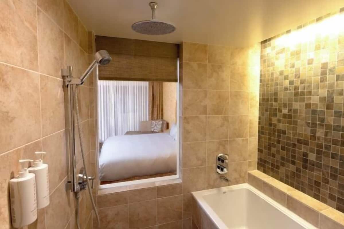 Bathroom | Free toiletries, hair dryer, bidet, towels