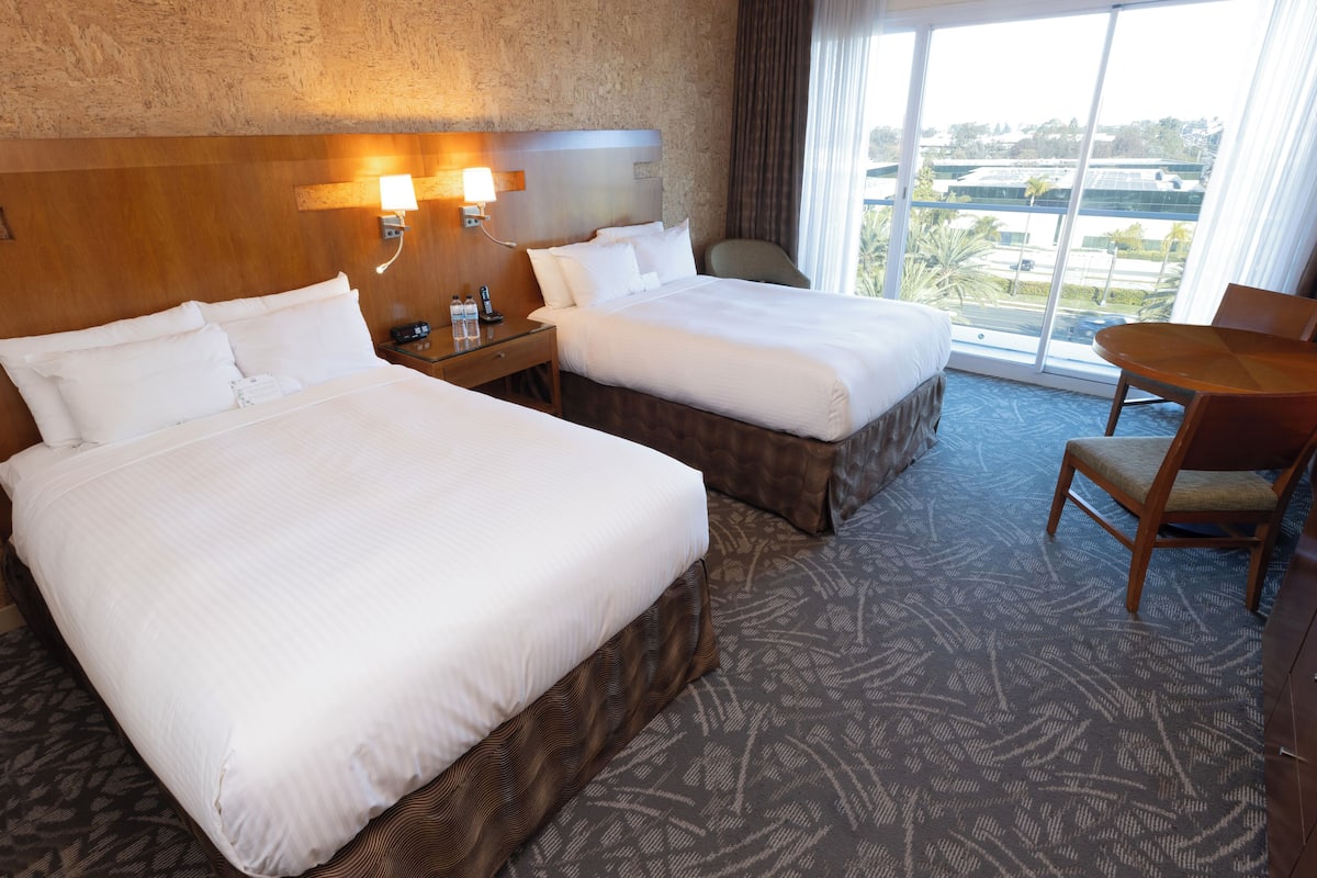 Luxe beddengoed, donzen dekbedden, een kluis op de kamer