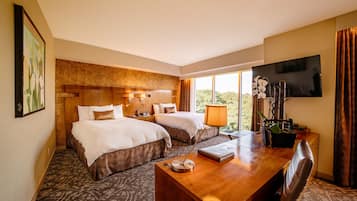 Premium bedding, down comforters, in-room safe, individually decorated