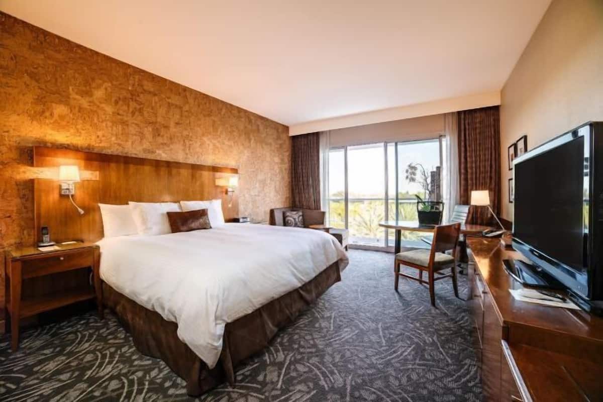 Premium bedding, down comforters, in-room safe, individually decorated