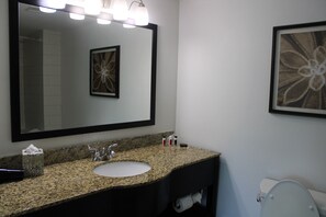 Badkar/dusch, gratis toalettartiklar, hårtork och handdukar